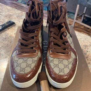 Gucci Mens signature canvas sneaker